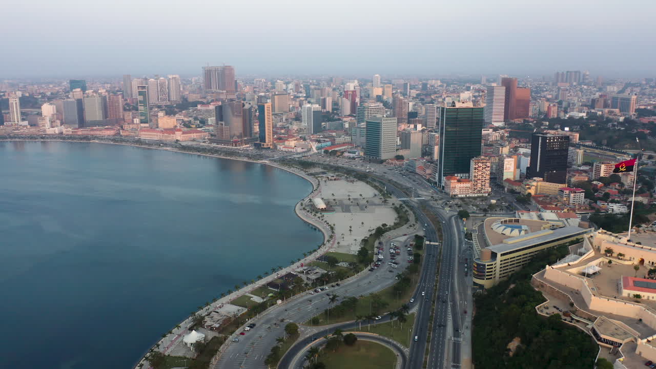 frente de viaje en cámara rápida, ciudad de luanda, hora dorada volando sobre la bahía de luanda, áfrica