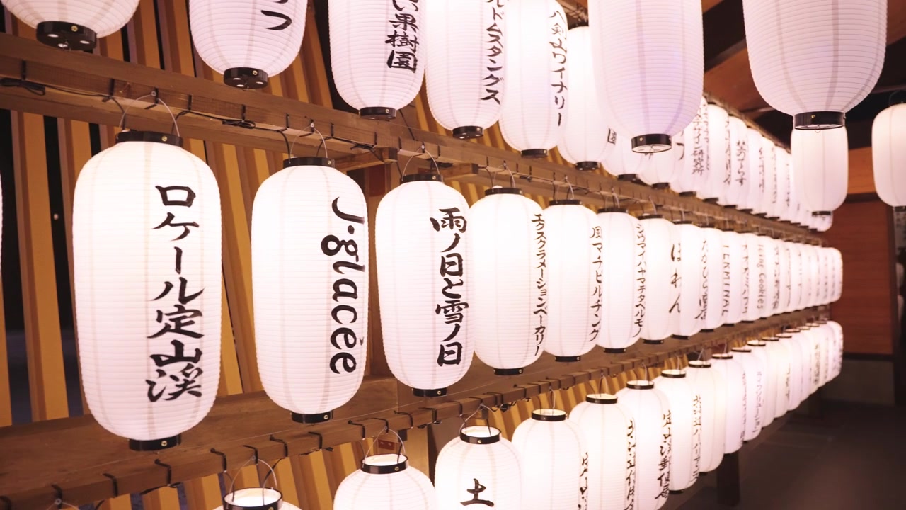 Lanterne di carta giapponesi che illuminano la sorgente termale Jozankei Onsen.