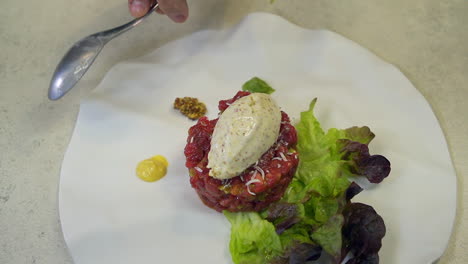 tartar de ternera con helado de mostaza