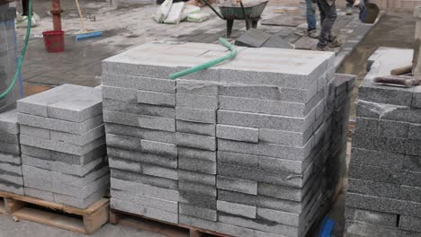 sitio de construcción con adoquines y trabajadores