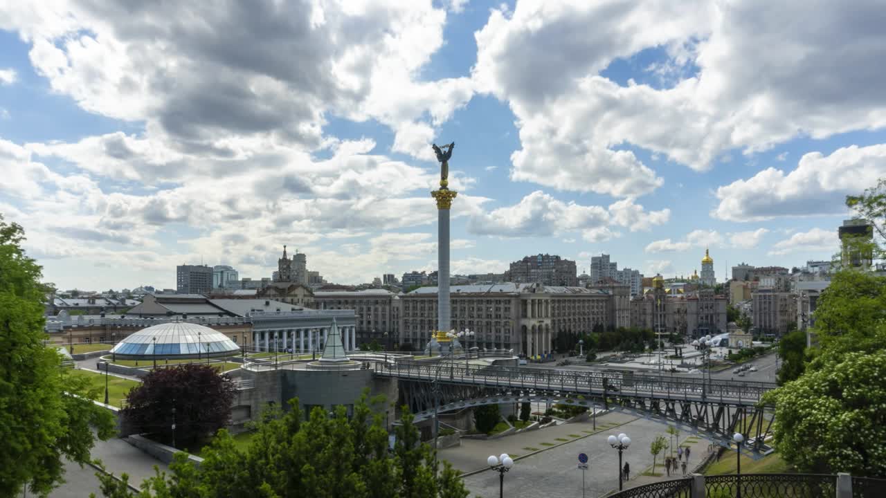 plaza de la independencia en el centro de la ciudad de kiev en un día soleado.