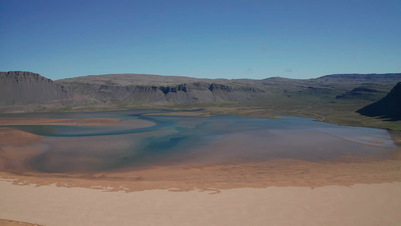 맑고 푸른 하늘 아래 아름다운 붉은 색 모래 해변 - 서쪽 아이슬란드의 raudisandur 해변의 측면 샷 - 드론 샷