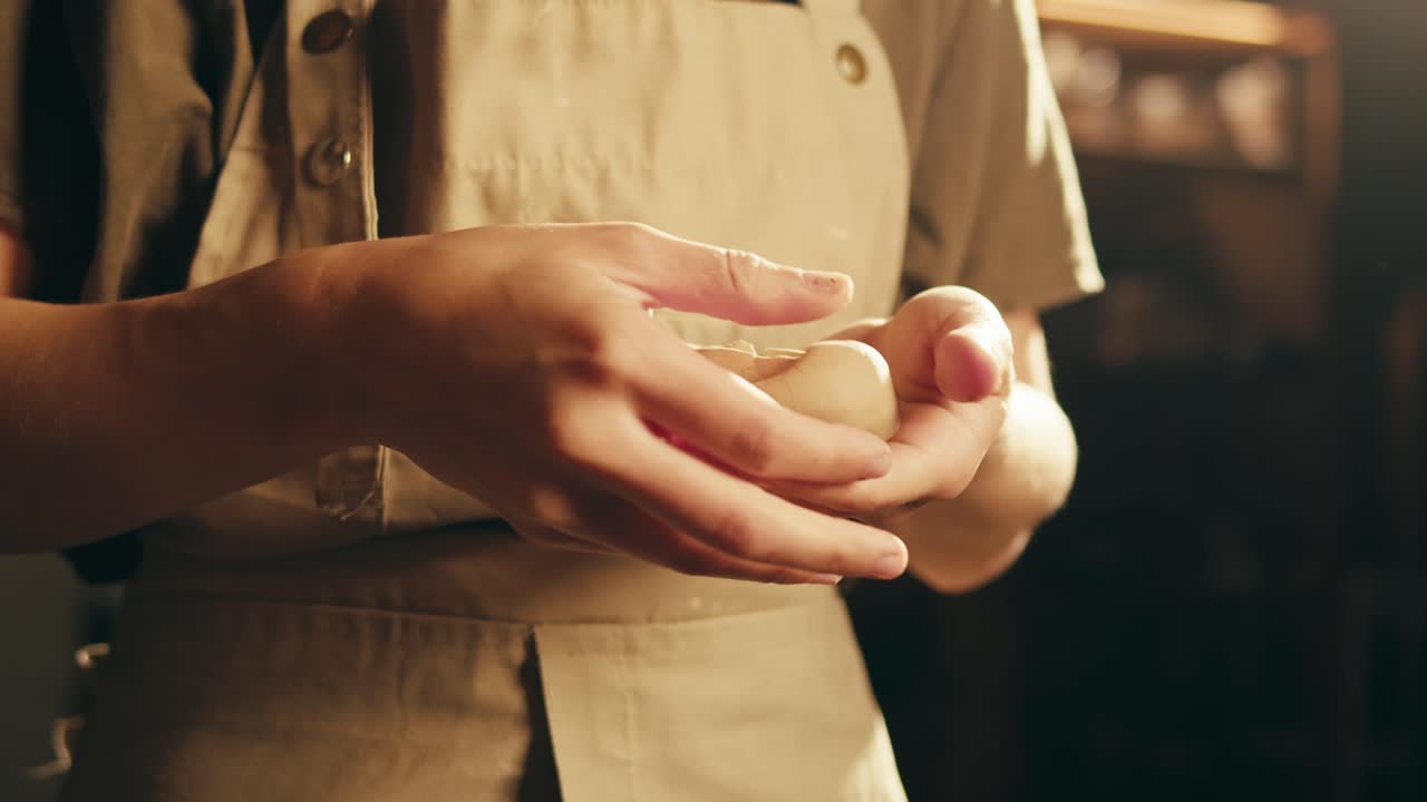 점토를 형성하는 손