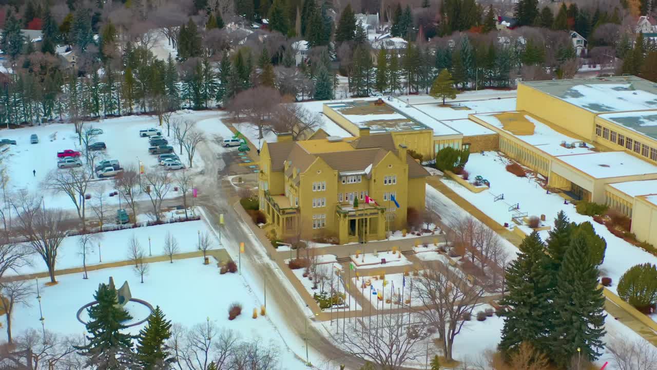 semicírculo aéreo de invierno alrededor de la casa de gobierno de edmonton alberta en primer plano y en el fondo el antiguo museo real de alberta designado alrededor de las casas residenciales de lujo glenora 6-6