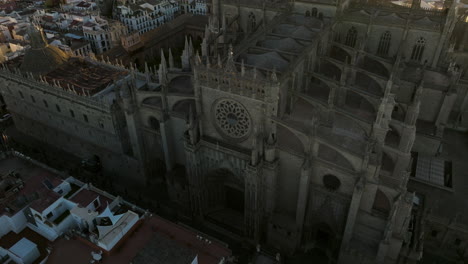 l'inclinaison révèle la cathédrale de séville à séville, andalousie, espagne au lever du soleil