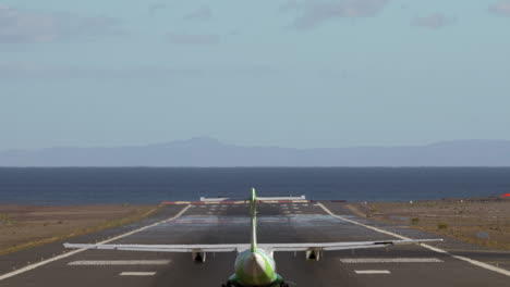 una cola de avión verde