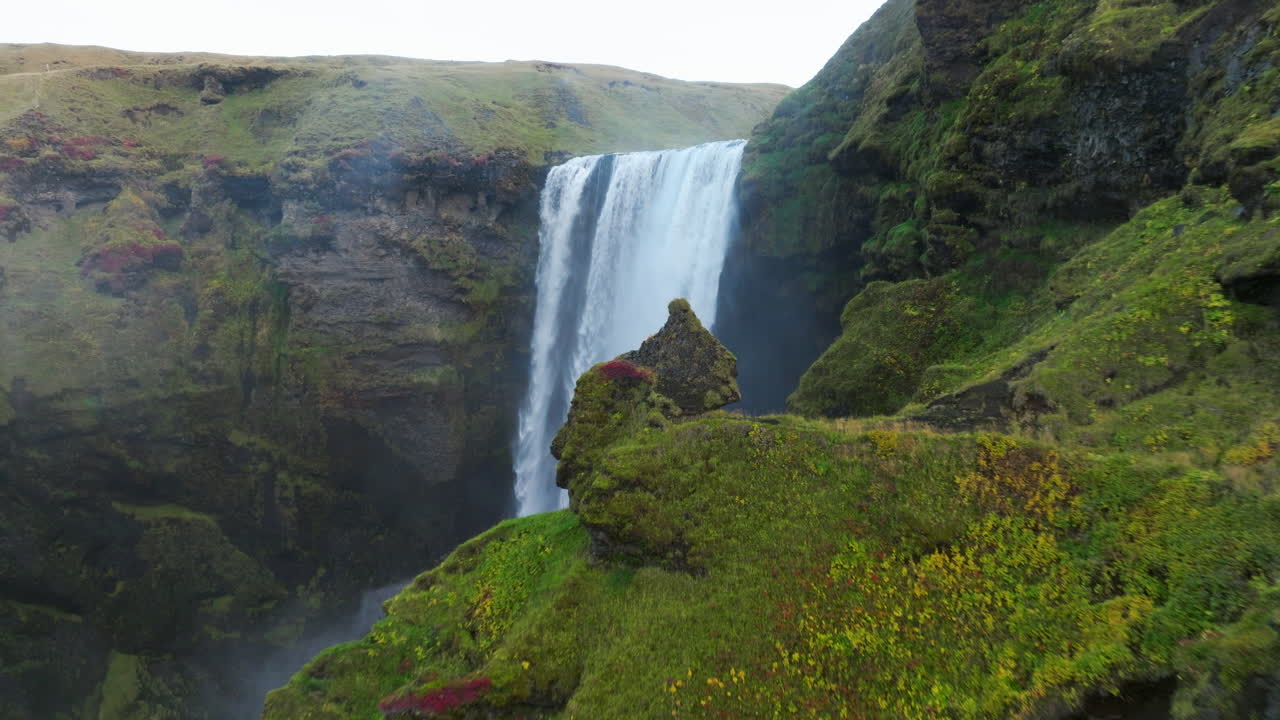 la majestuosa cascada de skogafoss de islandia al amanecer - retiro aéreo