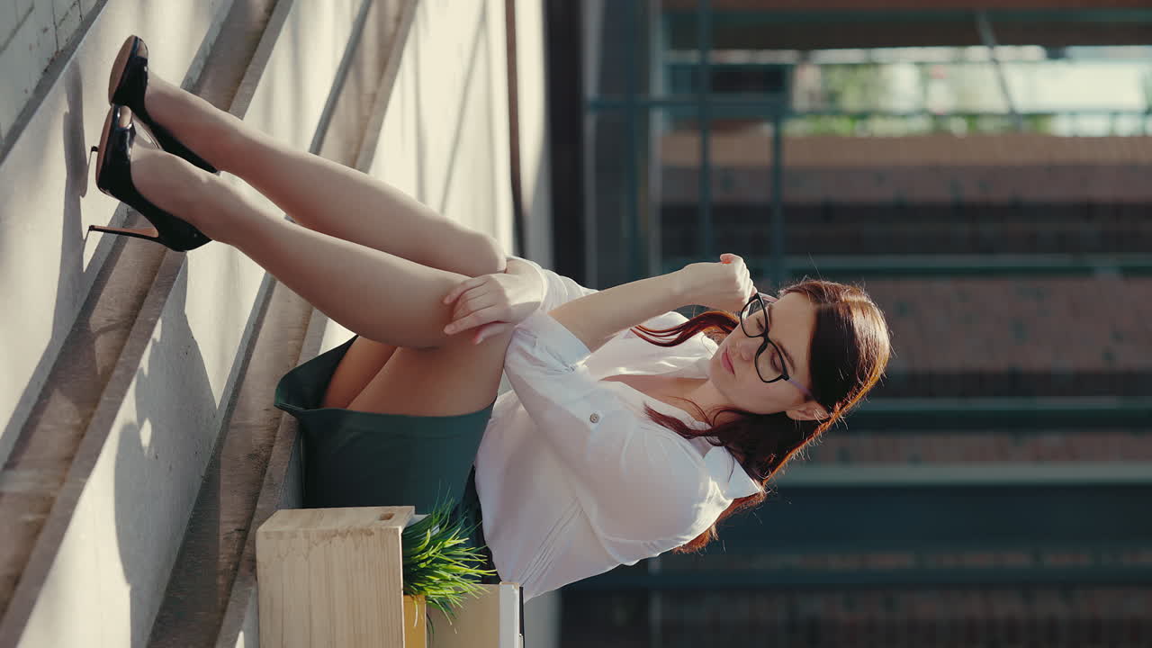 mujer sentada en las escaleras