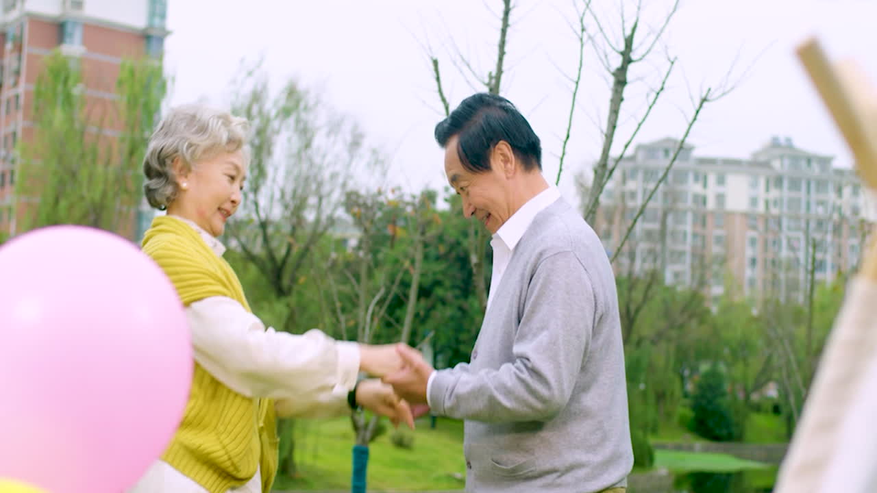 긍정적 인 노인 가족 부부는 푸른 공원에서 춤을 추고 미소 짓고 행복한 은퇴자, 행복한 아름다운 노인 부부는 활기차고 활동적인 은퇴자, 할아버지 할머니의 여가