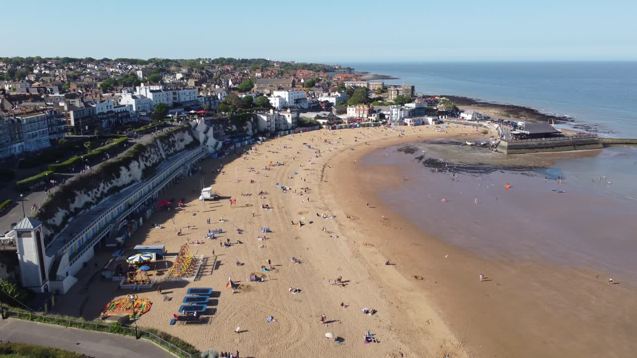 broadstairs kent ciudad costera y playa día soleado drone vista aérea