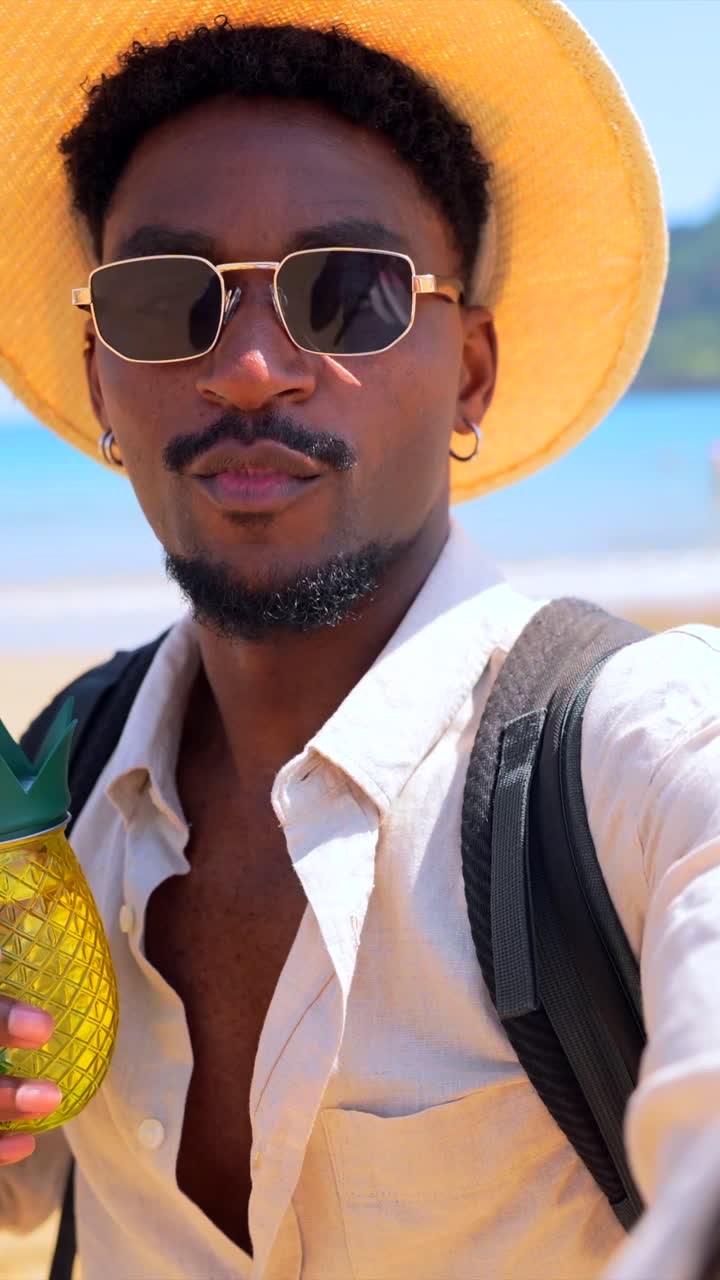 Homem em férias na praia