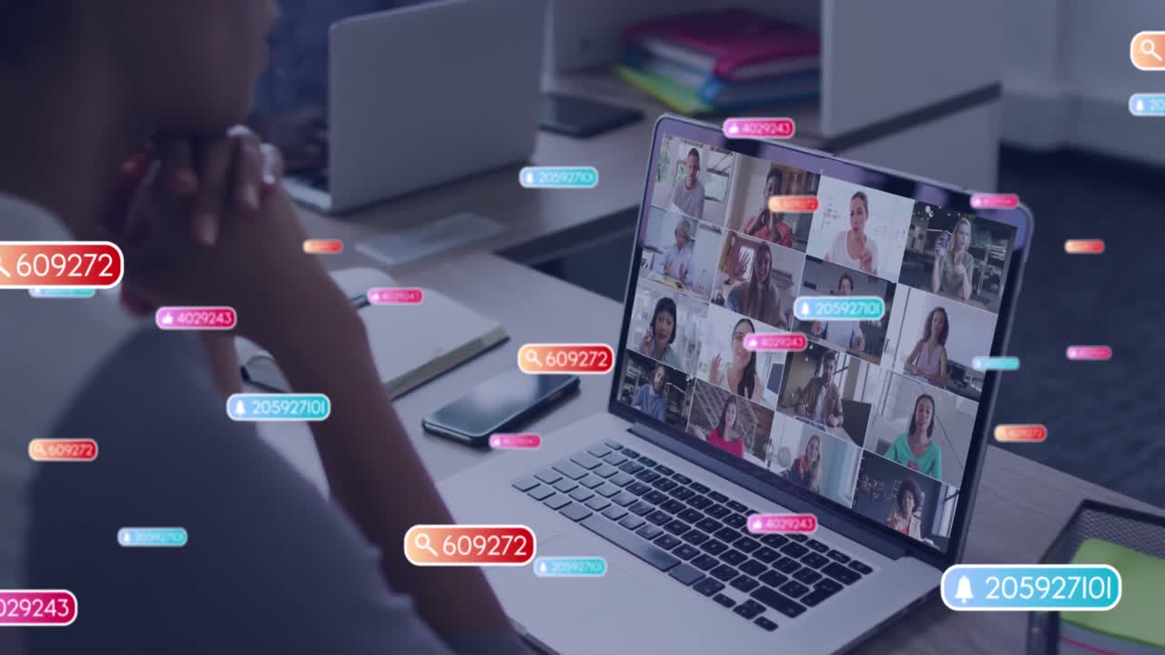 Animasjon av sosiale medieikoner og tall over en afroamerikansk kvinne på videosamtale på laptop