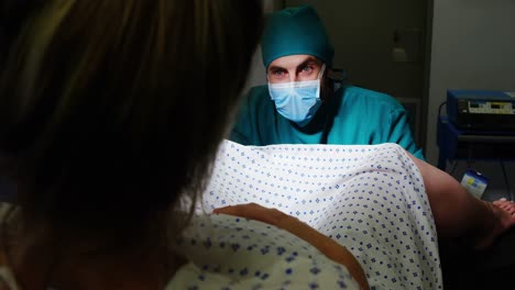 Doctor-examining-pregnant-woman-during-delivery