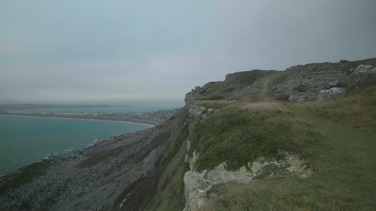toma de paisaje cinematográfico de 4k de los acantilados de portland, dorset en un día nublado