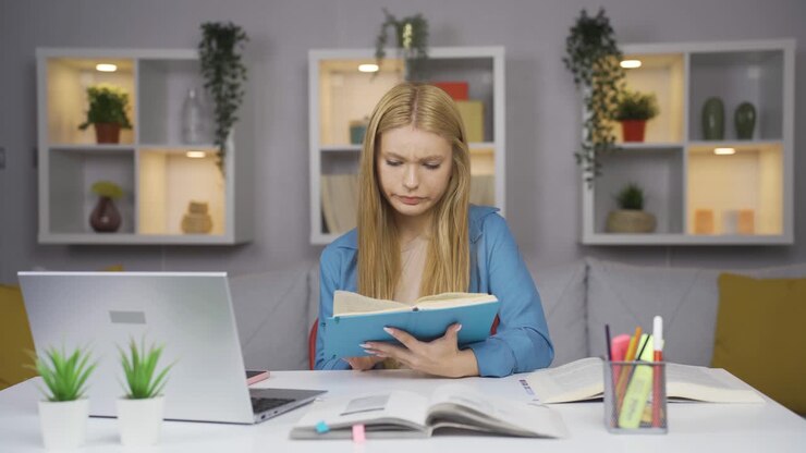 Bøger og utilfreds kvindelig studerende