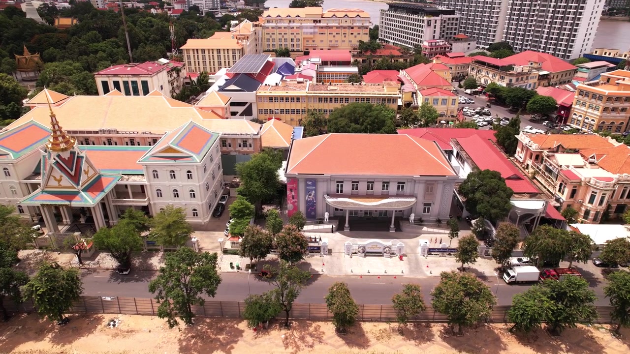 Cảnh quay drone hạ xuống phía trên khu phố Pháp cổ của Phnom Penh, Campuchia.