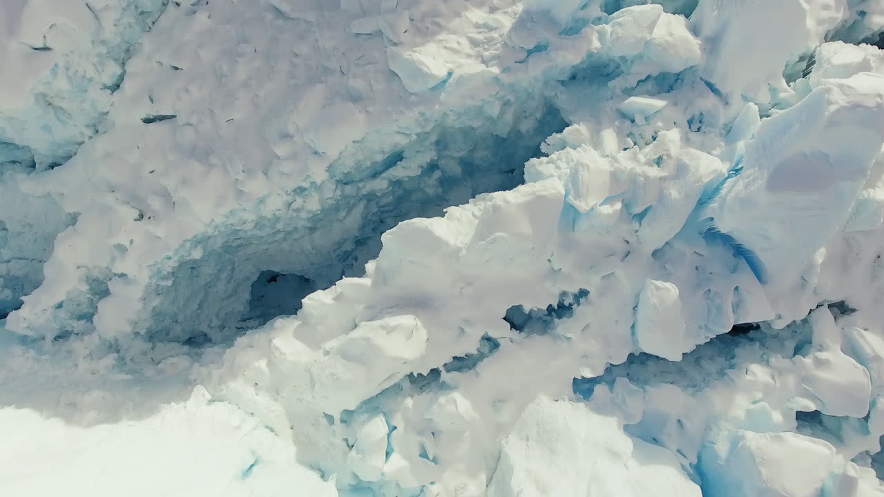 항공: 빙하 얼음 형성 및 크레바스 노출, 아래로 기울기 보기