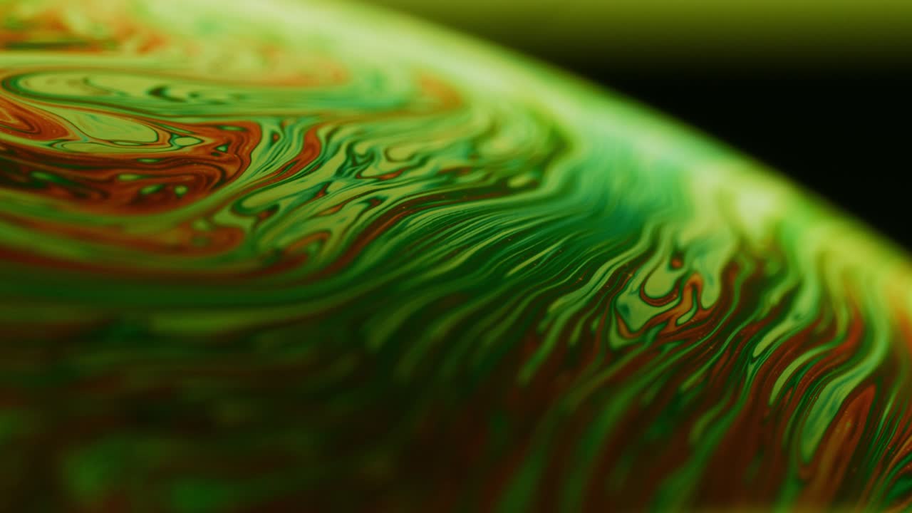 toma abstracta de primer plano de burbujas de jabón con remolinos ondulados en la superficie