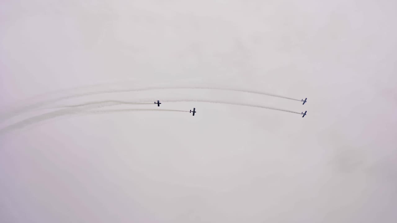 로스킬레 에어쇼에서 편대비행을 하고 곡예비행을 하는 프로펠러 비행기 4대