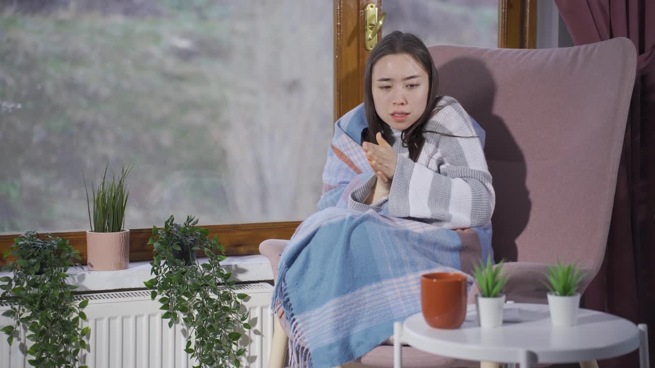 비싼 청구서를 보고 혼란스러워하는 아시아 여성.