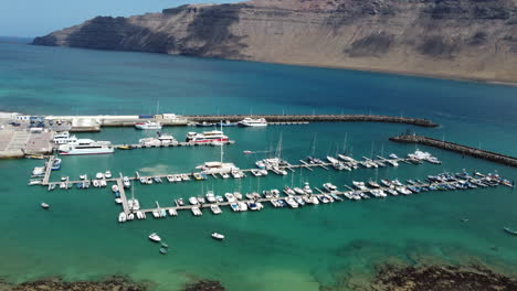 Muelle-Con-Yates-En-Lanzarote,-Islas-Canarias,-Magnífica-Vista-Con-Sus-Yates-Amarrados