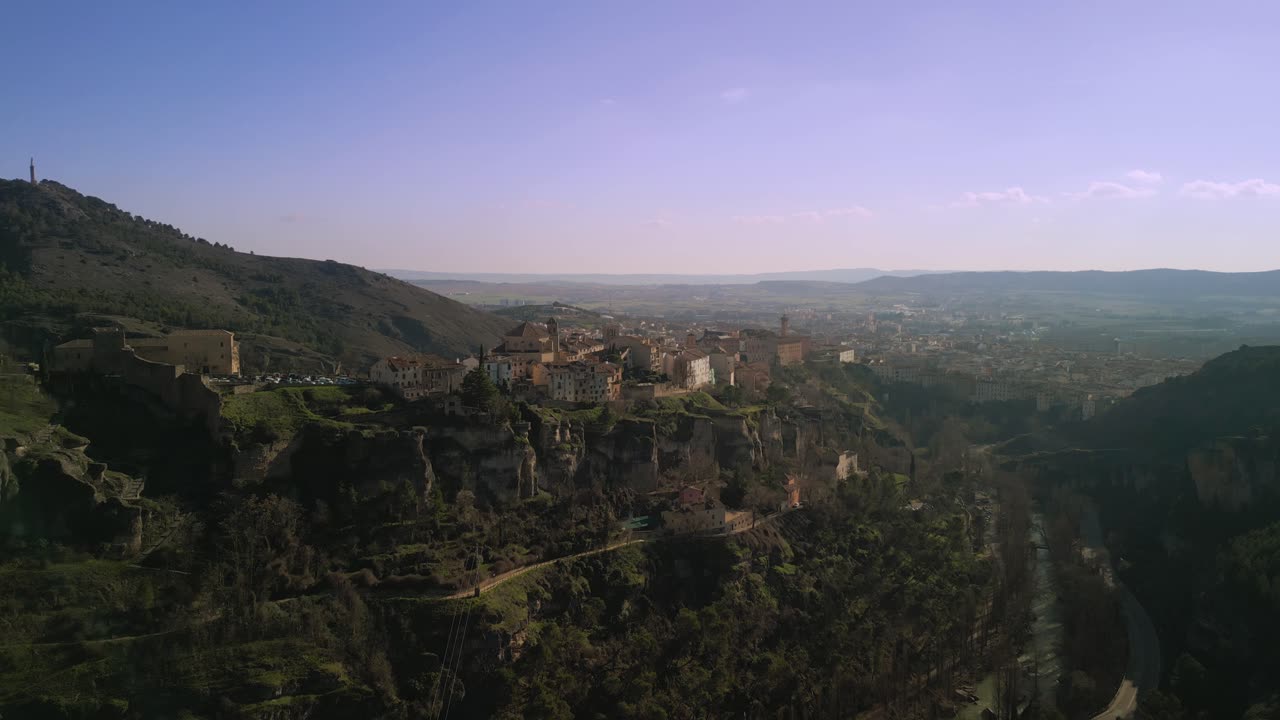 Vista aerea della storica città di Cuenca arroccata su scogliere
