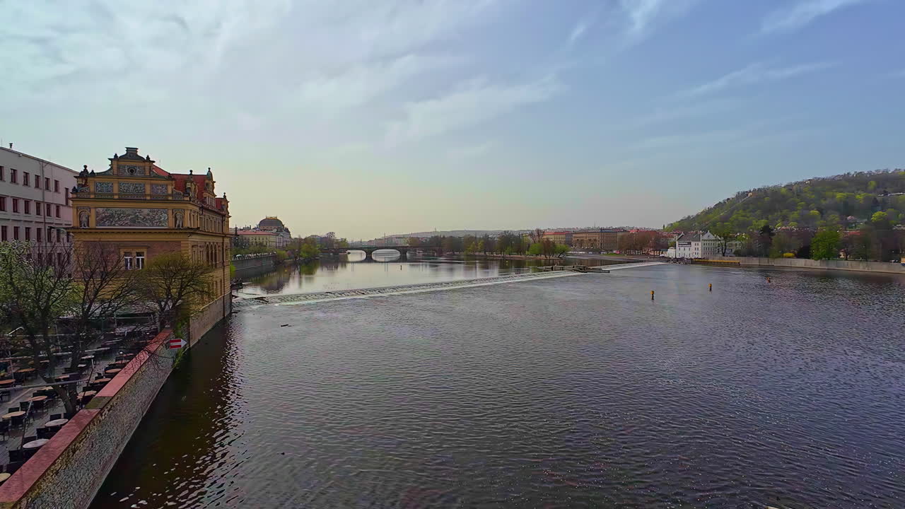 panorámica de un lago tranquilo en la ciudad de praga en la república checa en un día soleado
