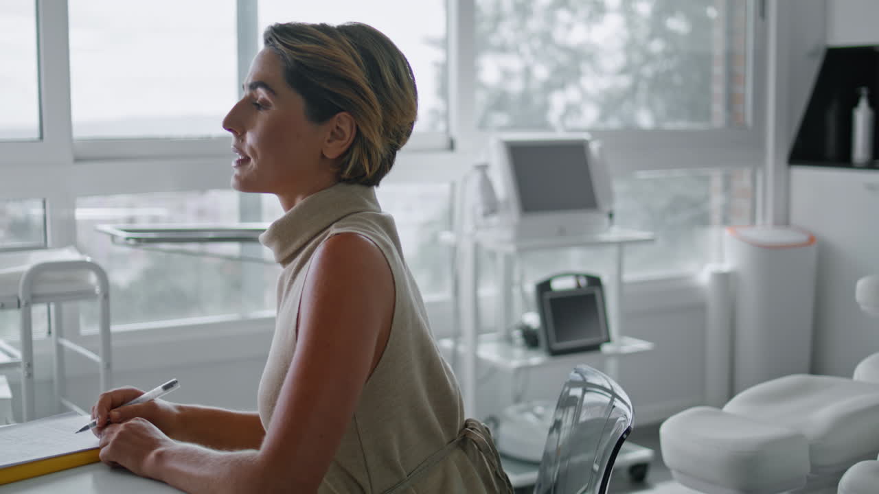 una mujer atractiva hablando con un cosmetólogo en el gabinete de cerca. clínica de cosmetología.