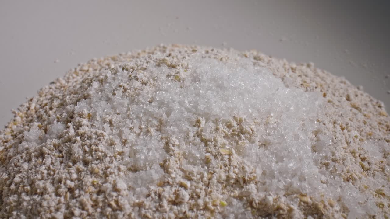 건조한 허브, 향신료, 소금 및 다른 향신료를 혼합하기위한 그에 추가합니다.