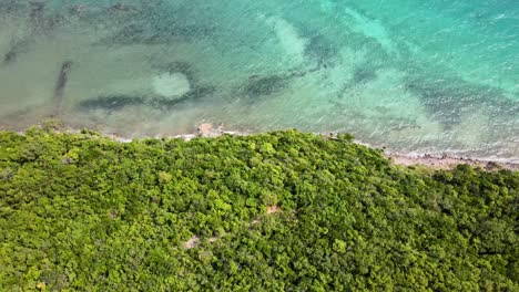 Imágenes-Aéreas-De-Drones-De-4k-De-La-Hermosa-Costa-De-La-Playa-Más-Allá-De-Las-Colinas-De-Madera-De-La-Isla-Tailandesa-De-Ko-Larn