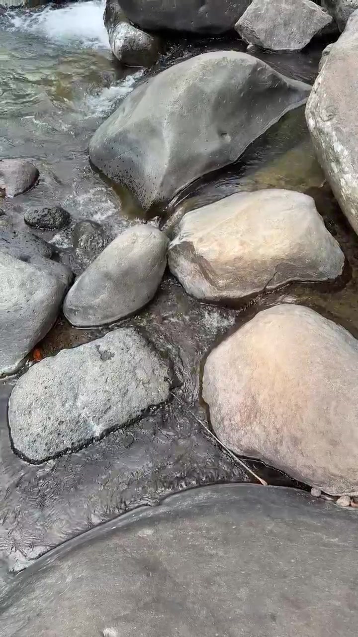 Acqua limpida che scorre sulle rocce lisce del fiume