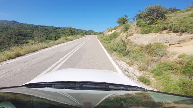 POV del conducente su una strada di montagna in Grecia