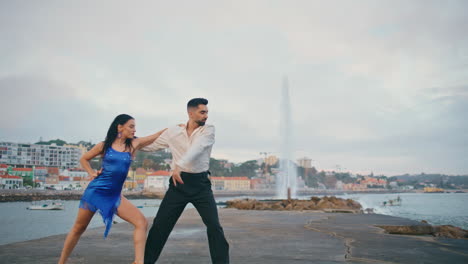 Aktiver-Paartanz-Mit-Latino-Choreographie-Am-Bewölkten-Tag-Auf-Der-Böschung.-Feurige-Tänzer