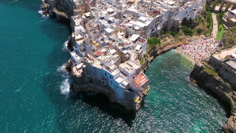 Vista-De-La-Bahía-De-Lama-Monachile-En-Polignano-A-Mare-Town,-Italia---Toma-Aérea-De-Un-Drone