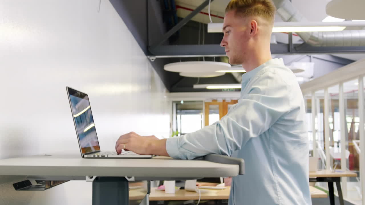 animación de la red de conexiones con iconos sobre empresario caucásico usando portátil en la oficina