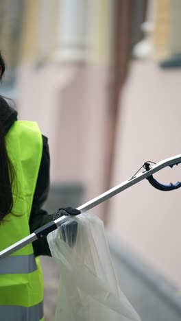 limpieza de calles por un voluntario