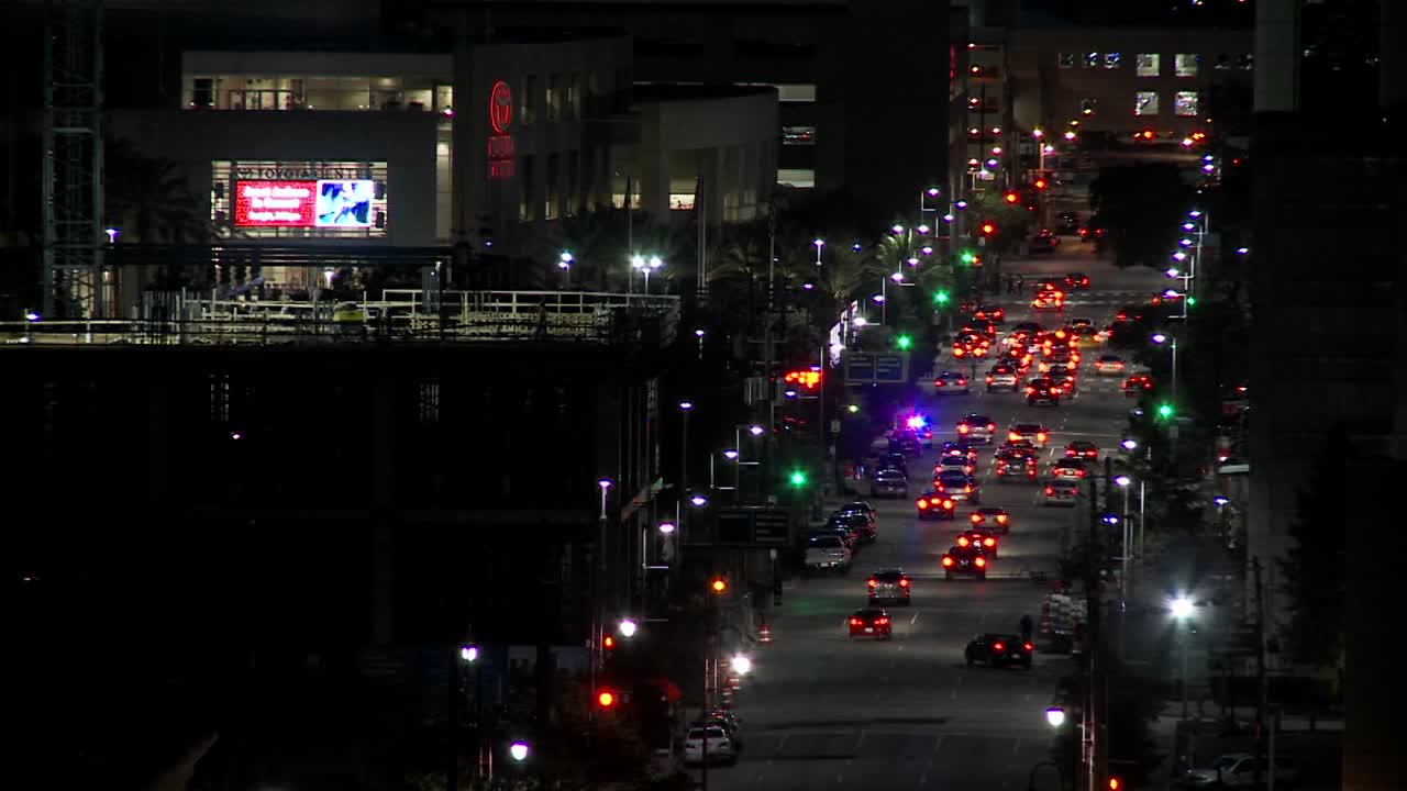 밤에 휴스턴 거리에서 트래픽의 시간 경과