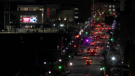lapso de tiempo de tráfico en las calles de houston en la noche