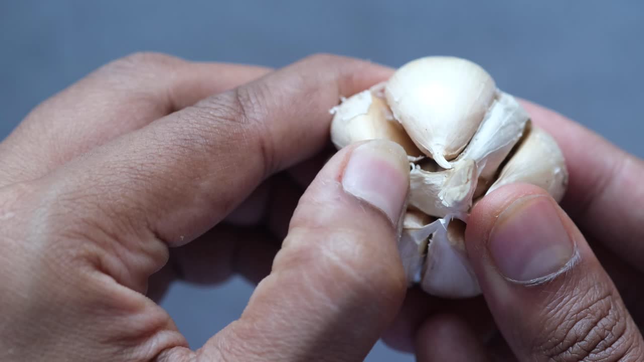 마늘 손의 머리를 열고