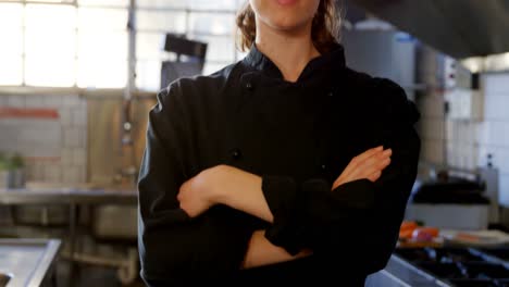 chef de sexo femenino de pie en la cocina comercial 4k 4k