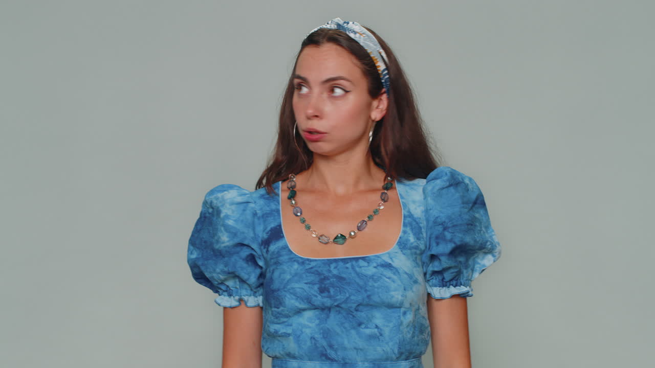 타임아웃, 휴식이 필요해, 피곤해, 심각하게 화가 난다. 예쁜 젊은 여성이 잠시 멈추고, 느하게 몸짓을 하고, 멈춰라.