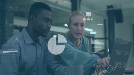 animación del procesamiento de datos sobre hombres y mujeres diversos discutiendo sobre computadora portátil en la oficina