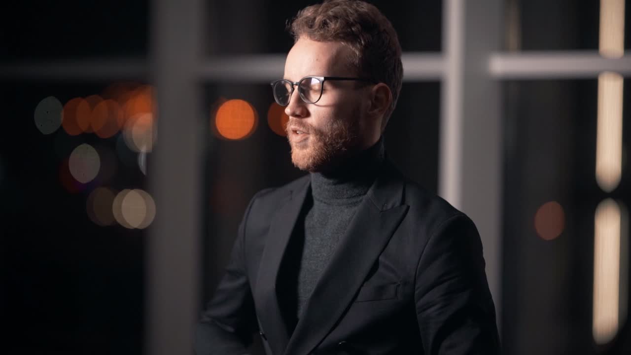 retrato de un hombre bonito con estilo en una chaqueta mirando a la cámara y guiñando un ojo