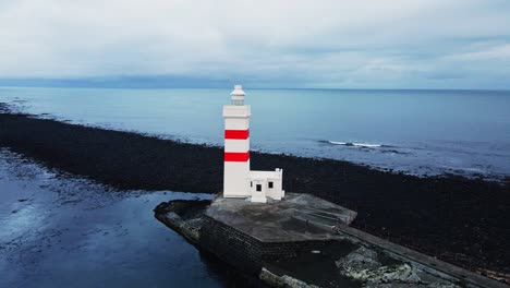 Luftumlaufbahn-Eines-Wunderschönen-Alten-Leuchtturms-An-Der-Küste-Islands-An-Einem-Ruhigen-Und-Friedlichen-Morgen