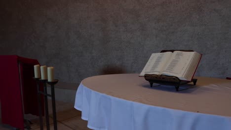 Die-Heilige-Bibel-Am-Heiligen-Ort