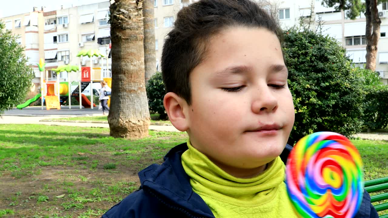 retrato de un niño preadolescente comiendo piruleta