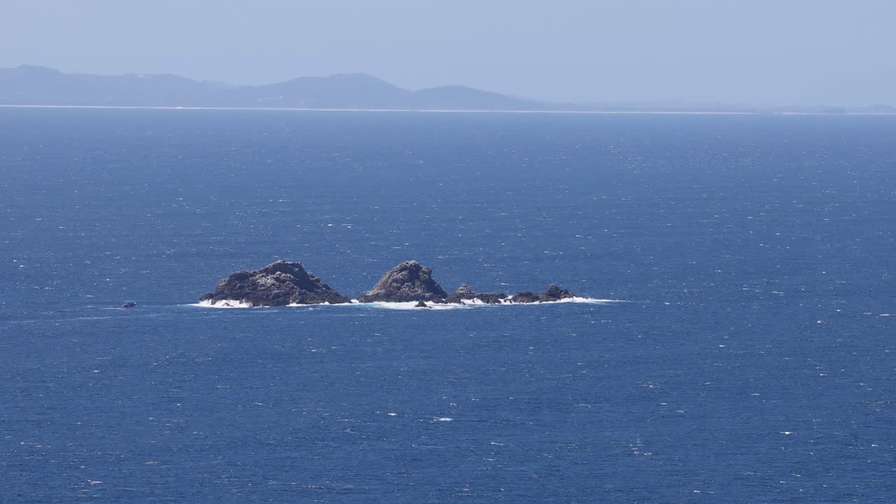 바위 어리 와 은 하늘 을 가진 평온 한 바다