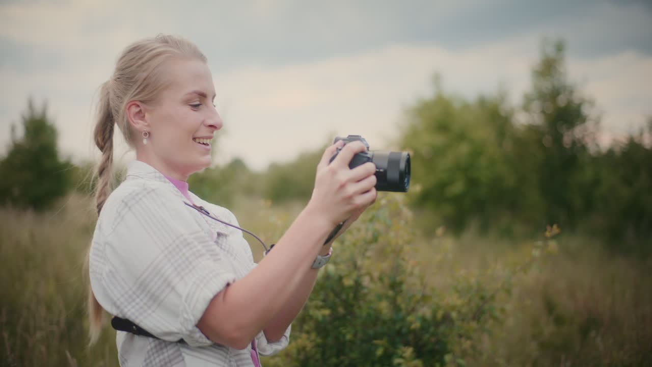 mujer tomando fotos en un campo
