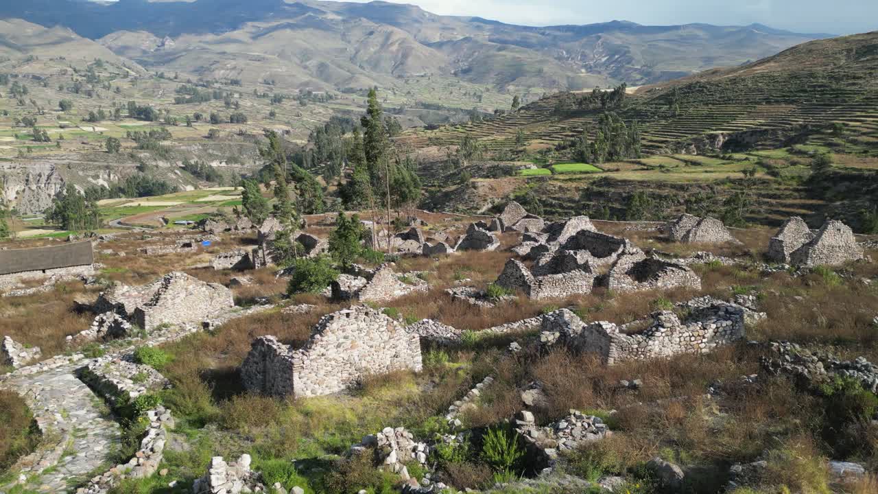 orbitas aéreas ruinas de piedra abandonadas desde hace mucho tiempo del sitio de uyo uyo en perú