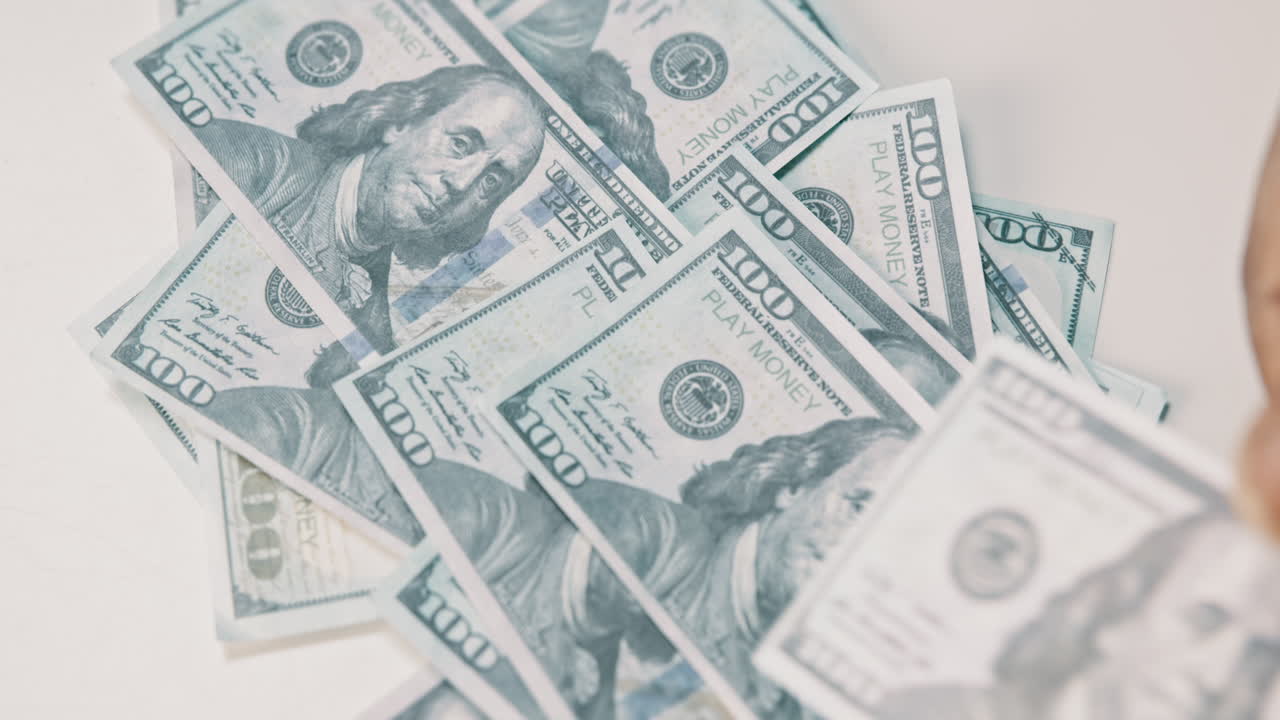 dólar de los estados unidos y el dinero contado a mano